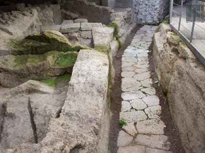 ...e una strada dal lastrico intatto che un tempo costeggiava la casa